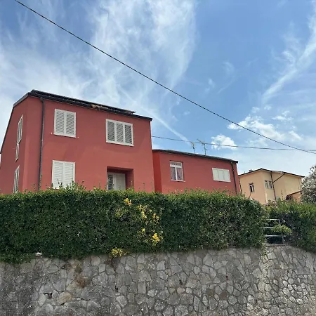 Red House - View Of The Hills Apartment